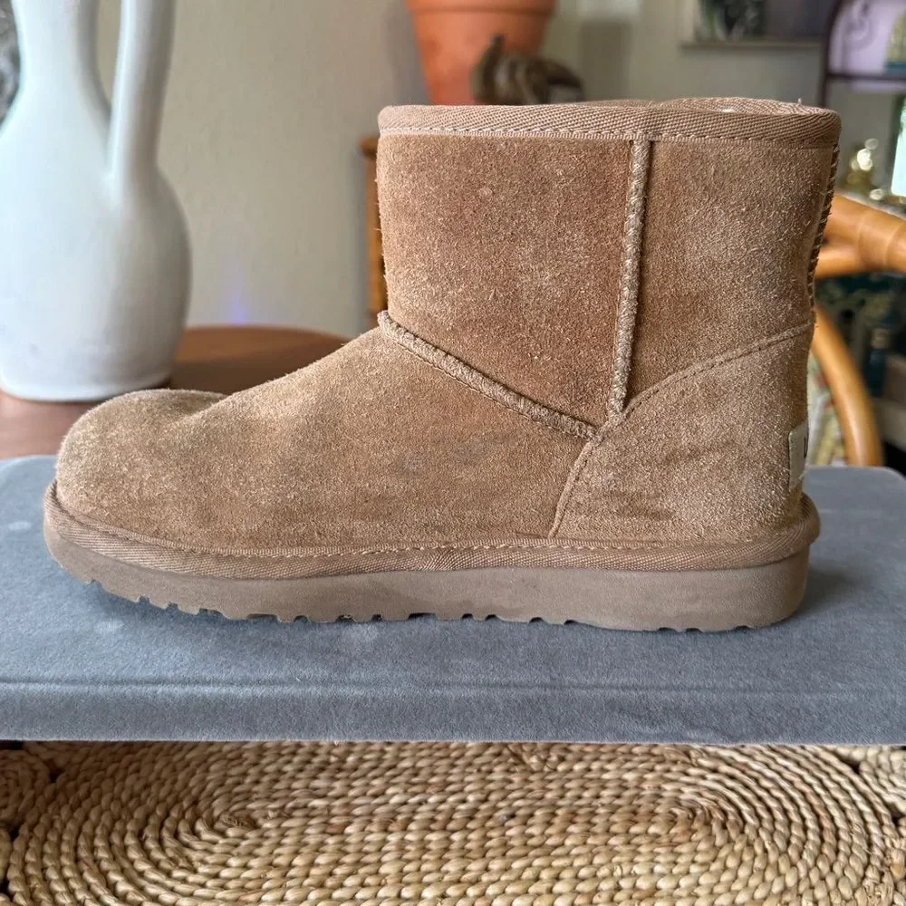 UGG Jona Suede Boots in Chestnut With a Snap Closure Size 3